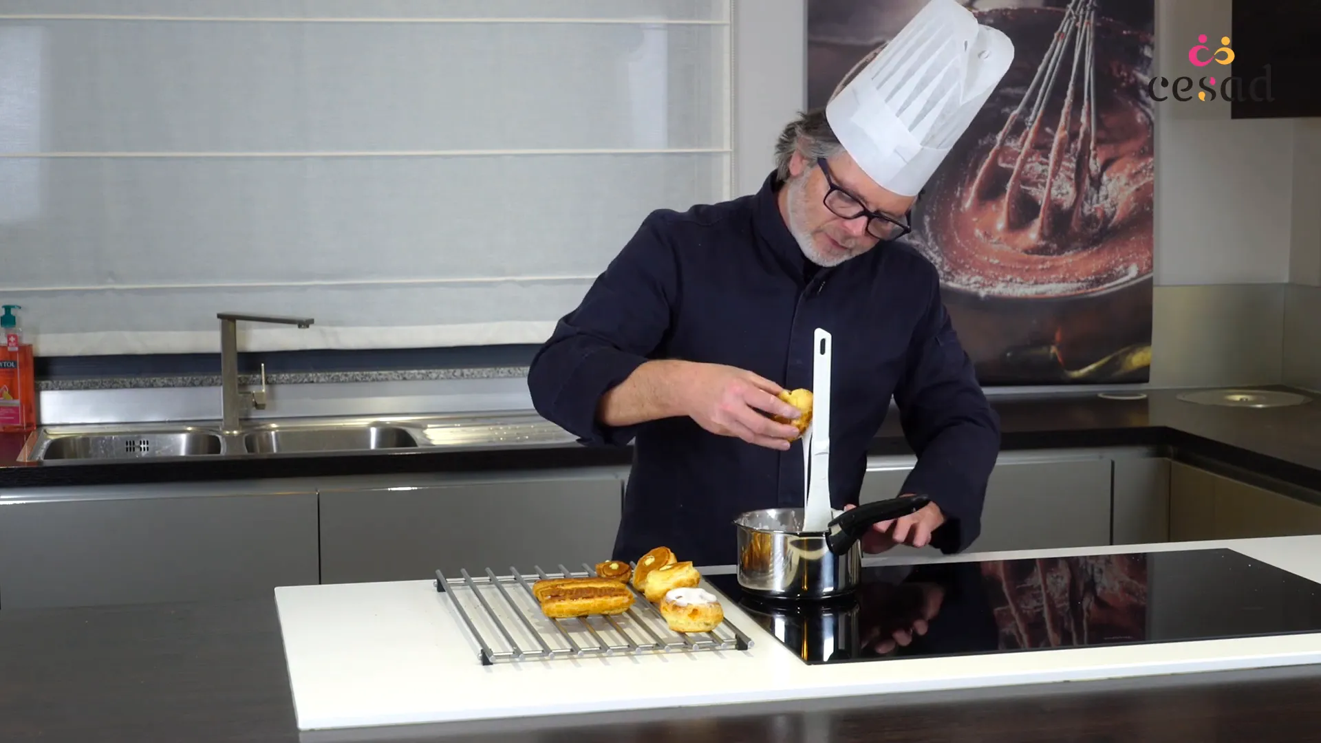 Remplissage des éclairs avec de la crème