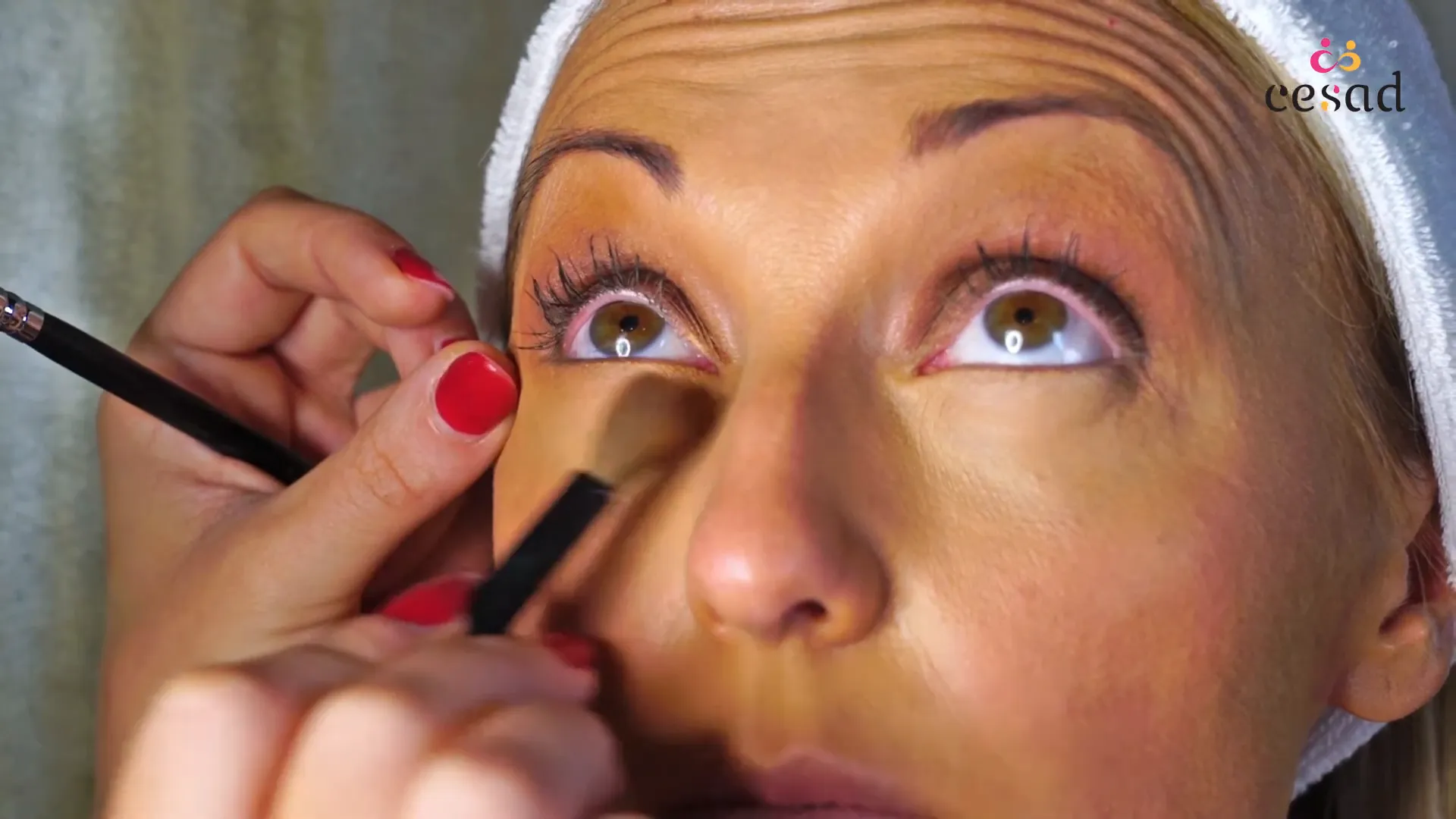 Application sur le ras de cils inférieur