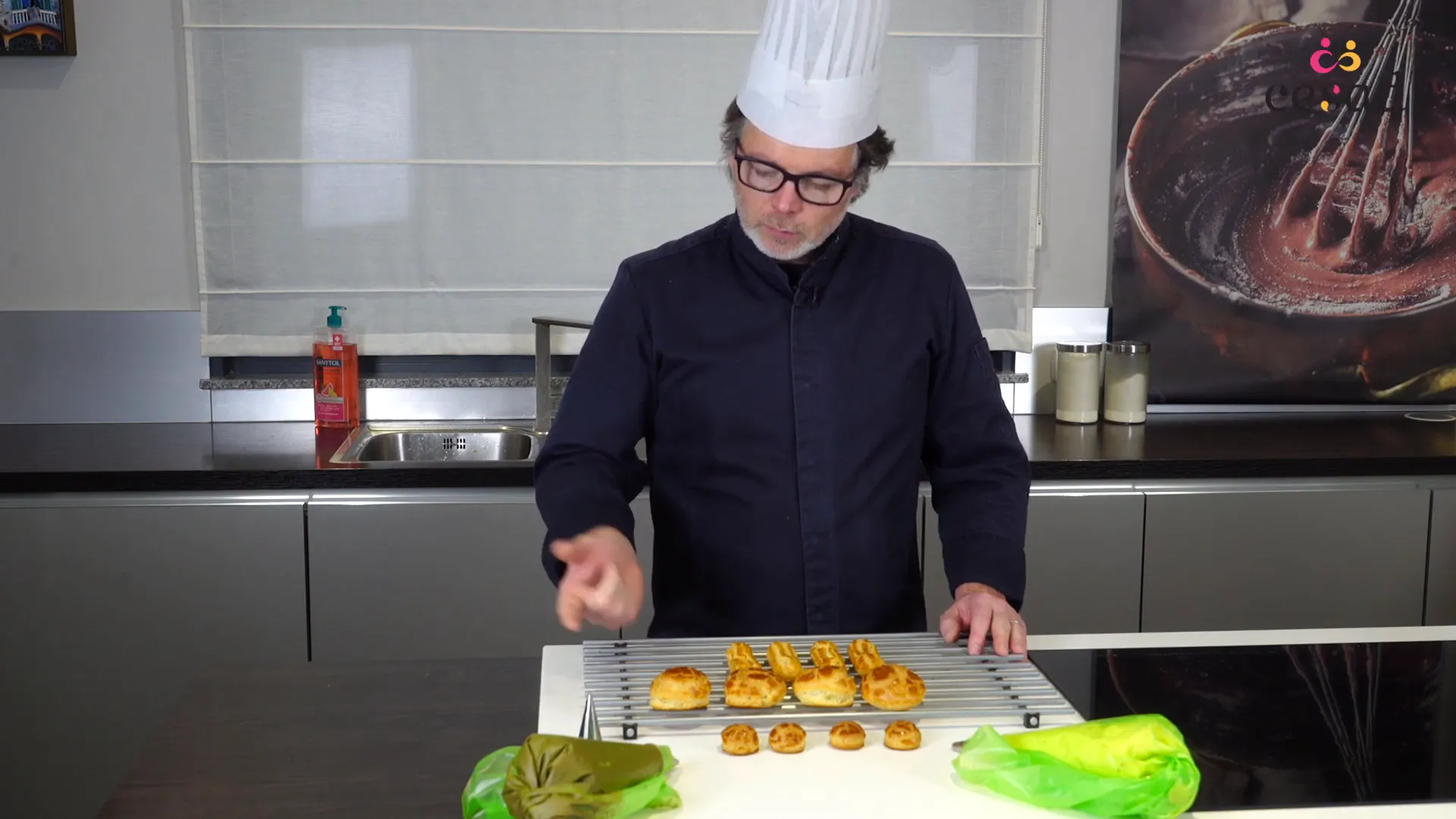 Éclairs et religieuses en train de cuire