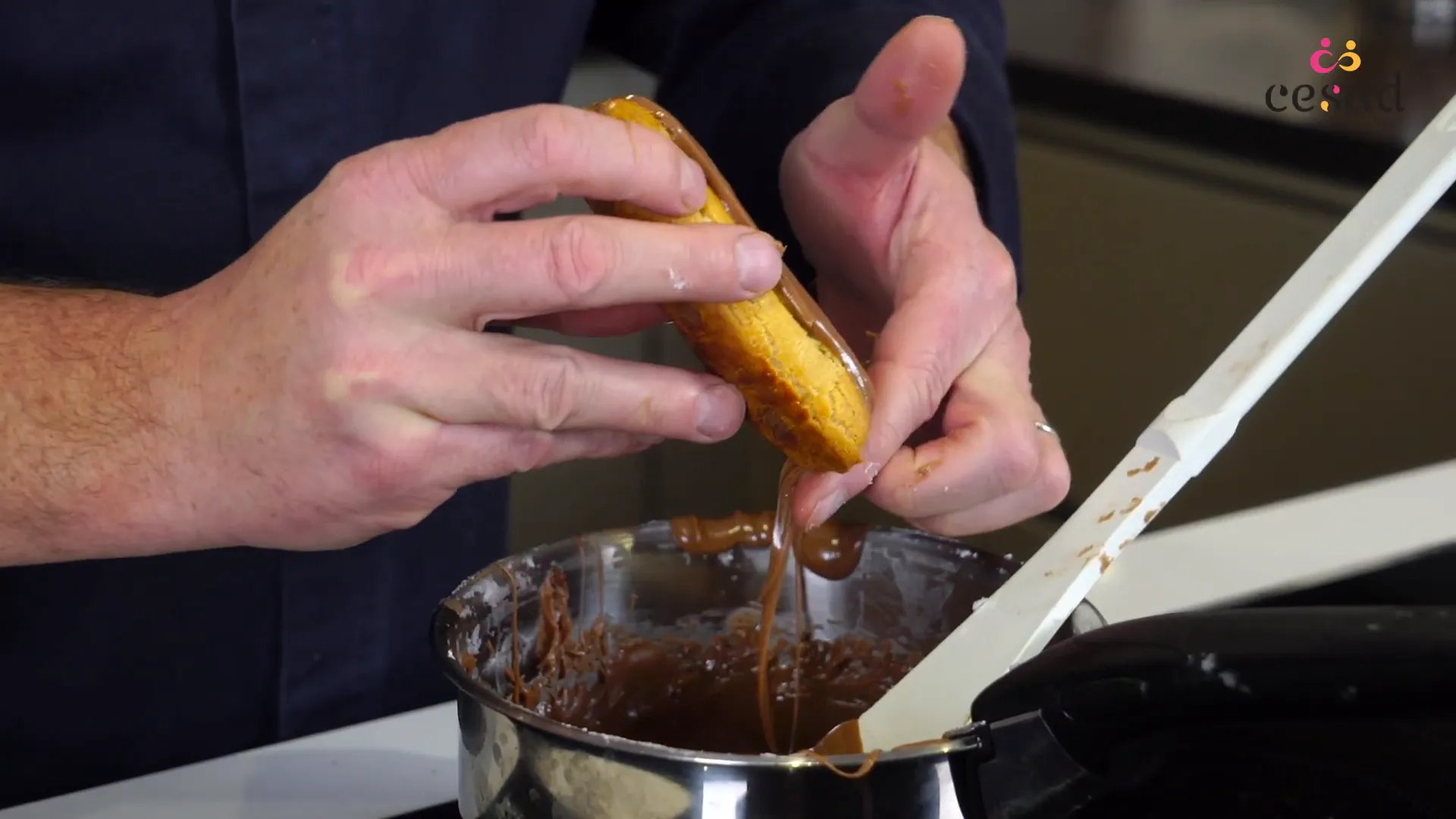 Glaçage des éclairs au chocolat