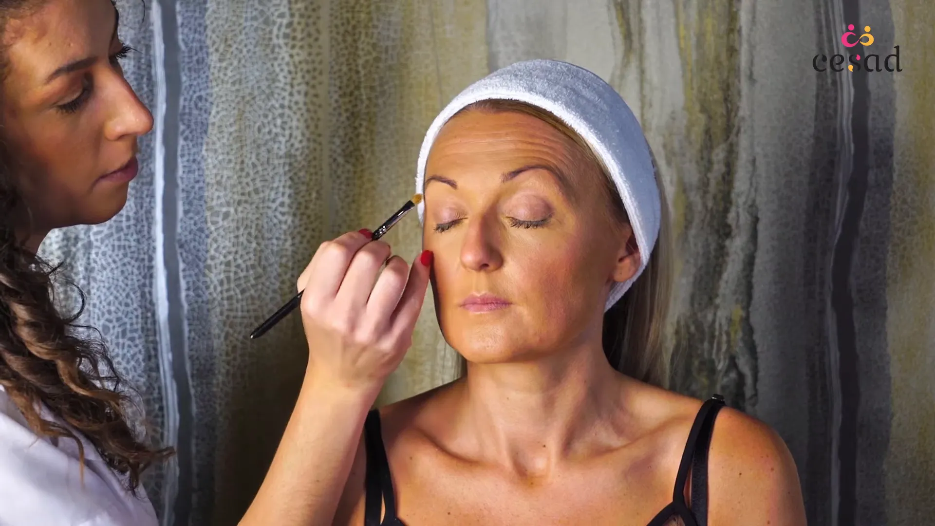 Application du fard beige naturel