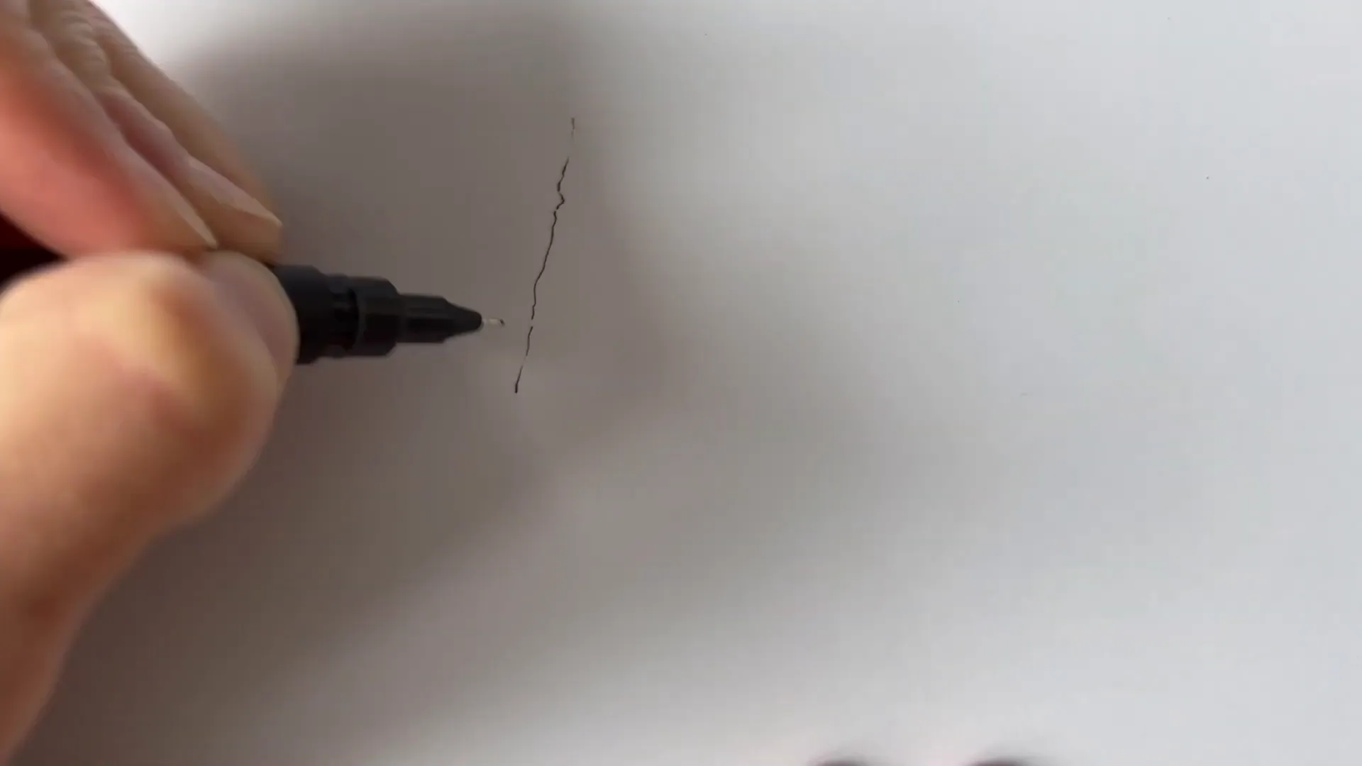 Dessin d'un sapin conique avec traits irréguliers