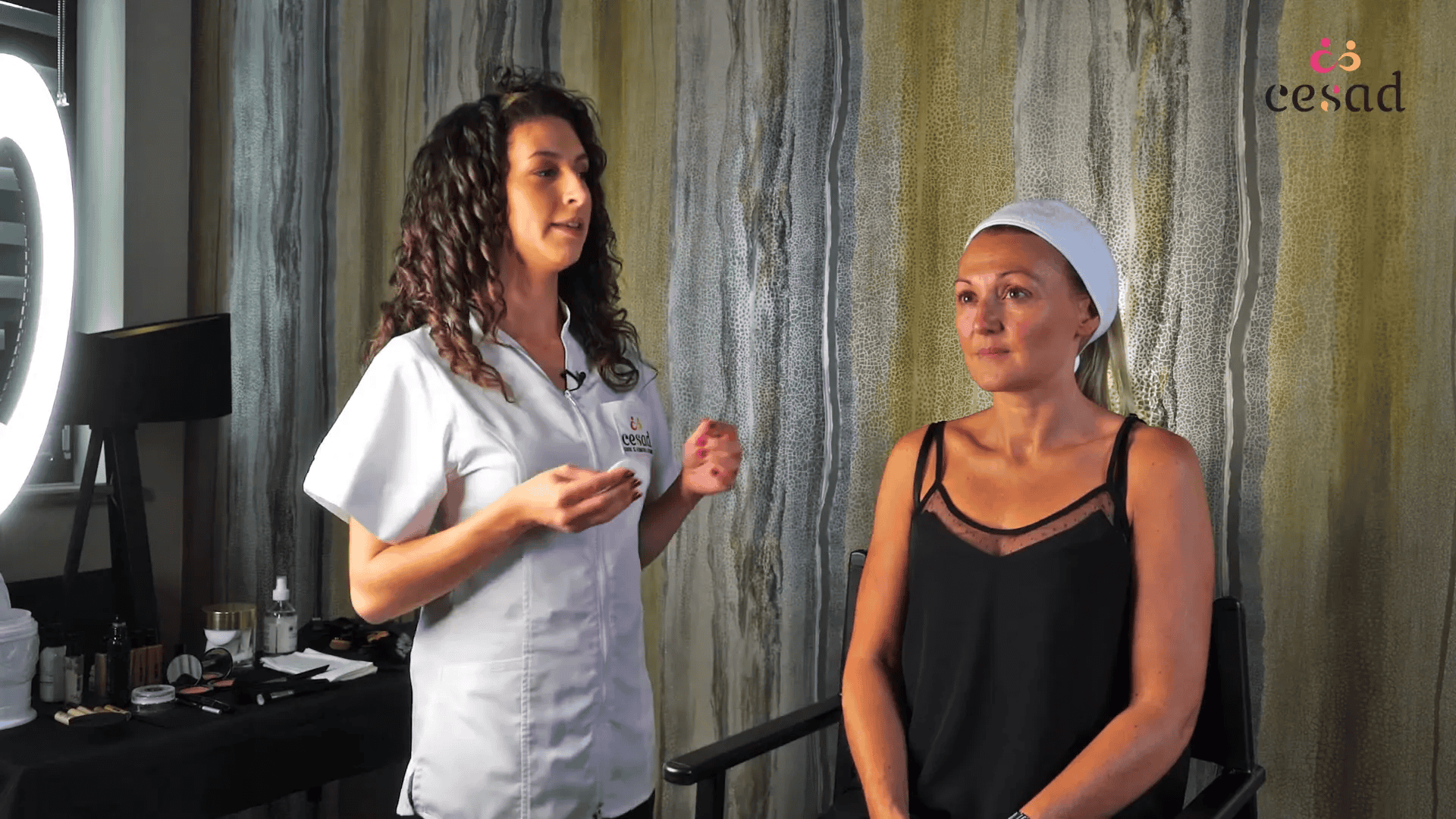 Nettoyage du visage avec de l'eau micellaire