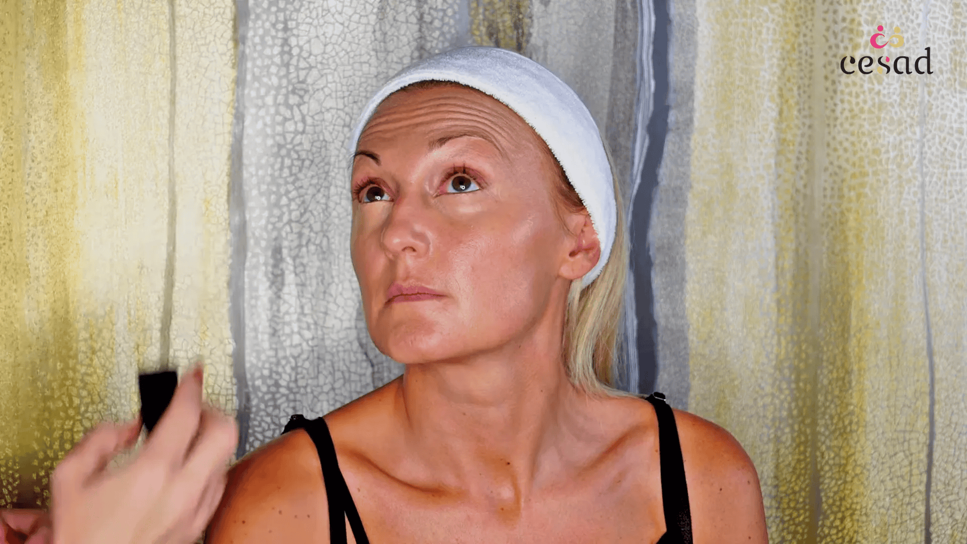 Application de la poudre matifiante