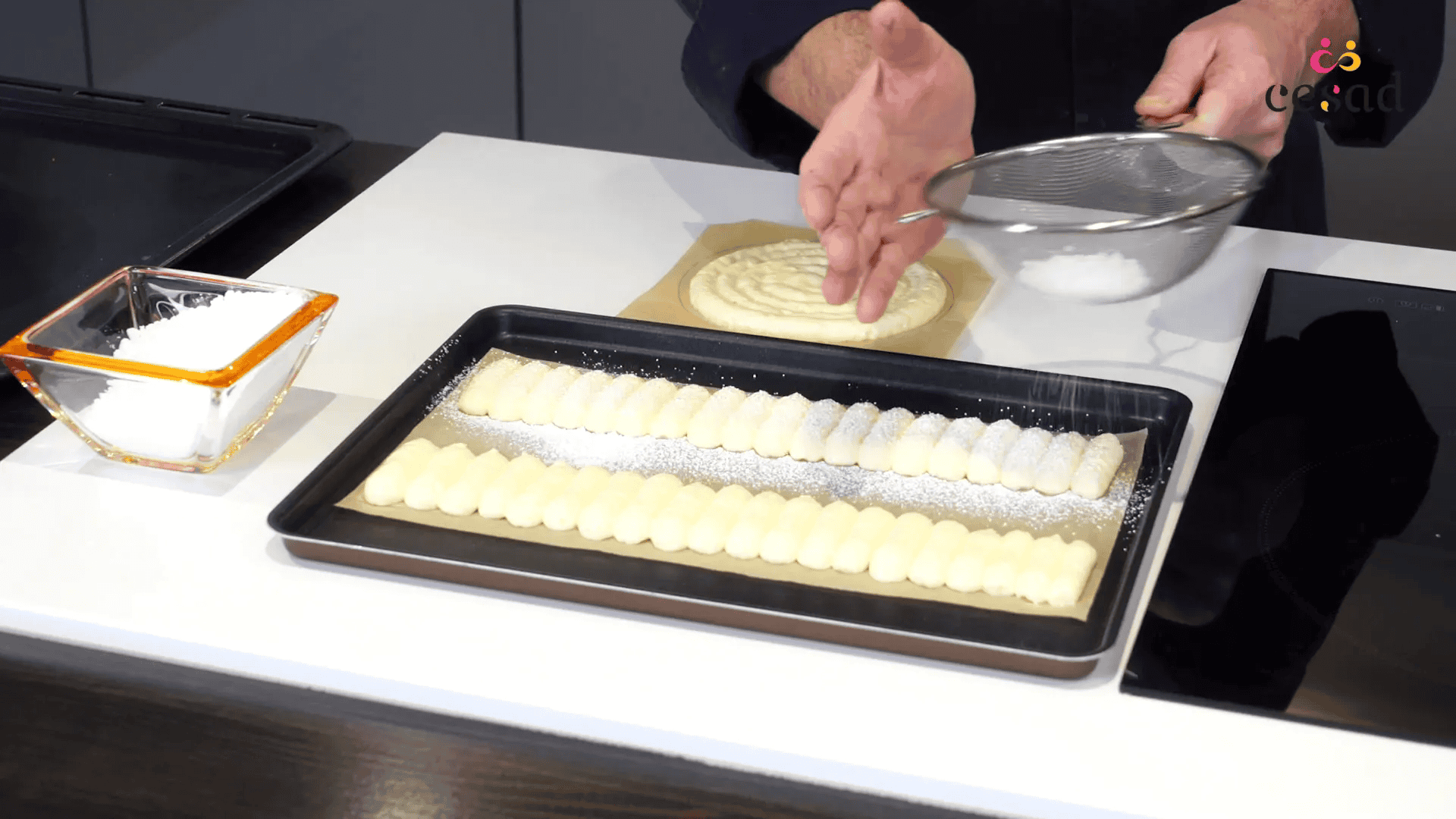 Sucrage du biscuit avec du sucre glace