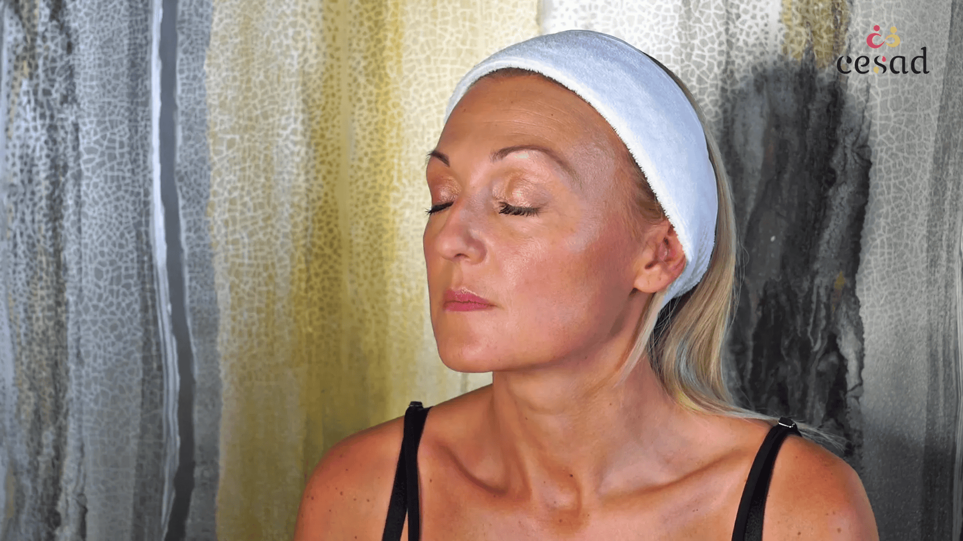 Finition du maquillage avec spray fixateur