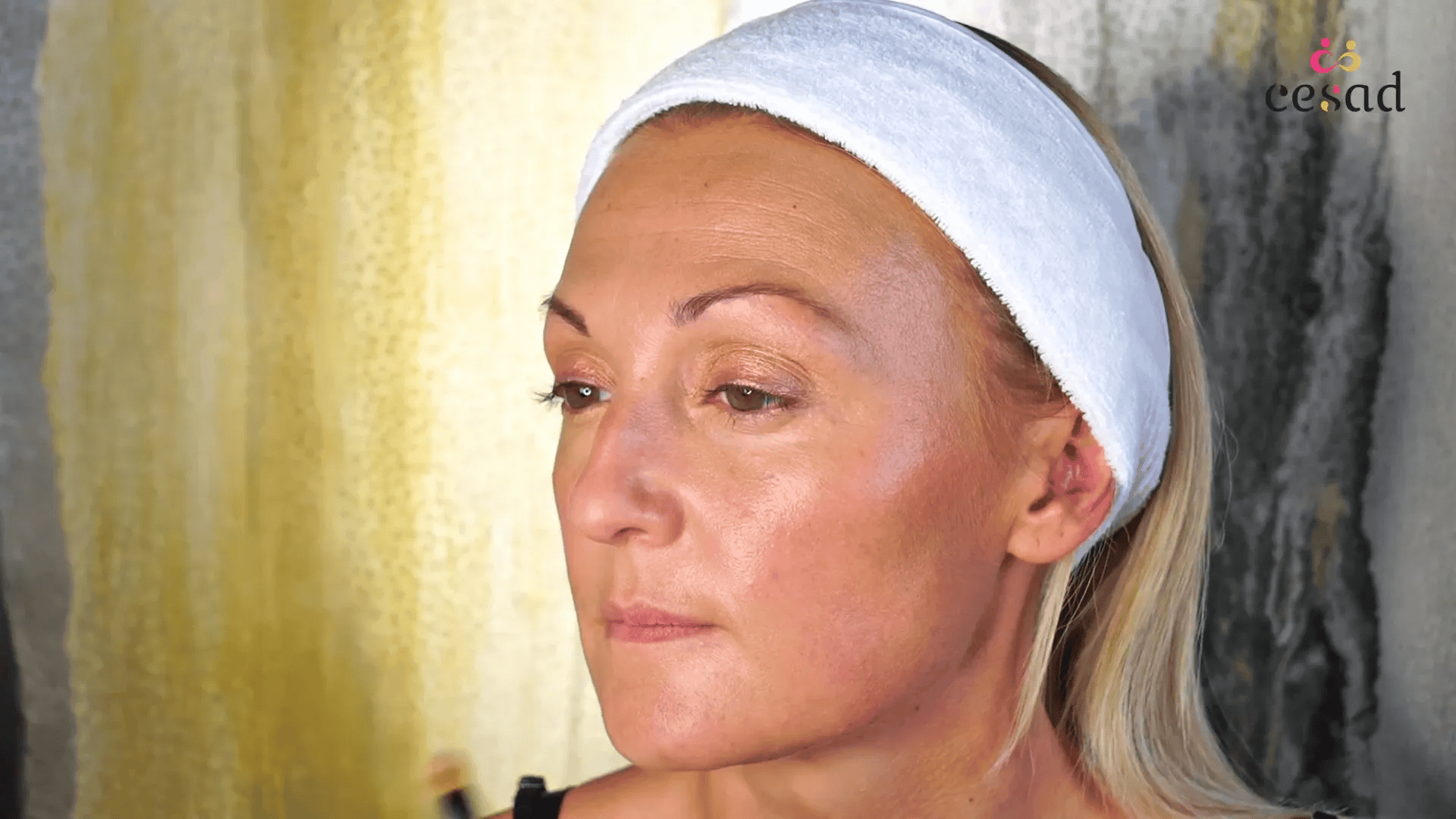 Application du fard à paupières