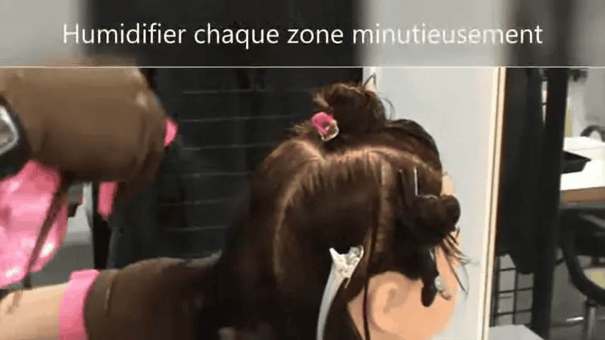 Humidification des cheveux avant de mettre des bigoudis