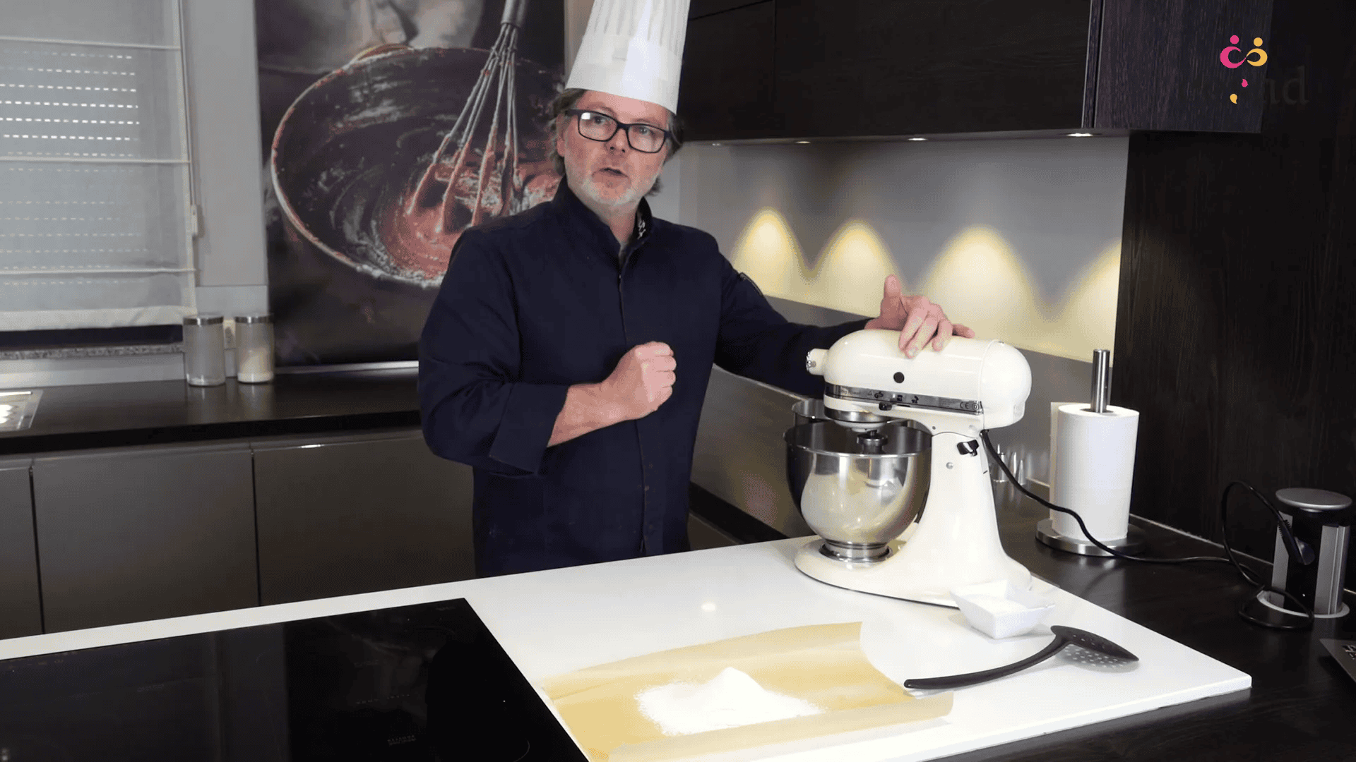 Préparation des jaunes d'œufs avec le sucre