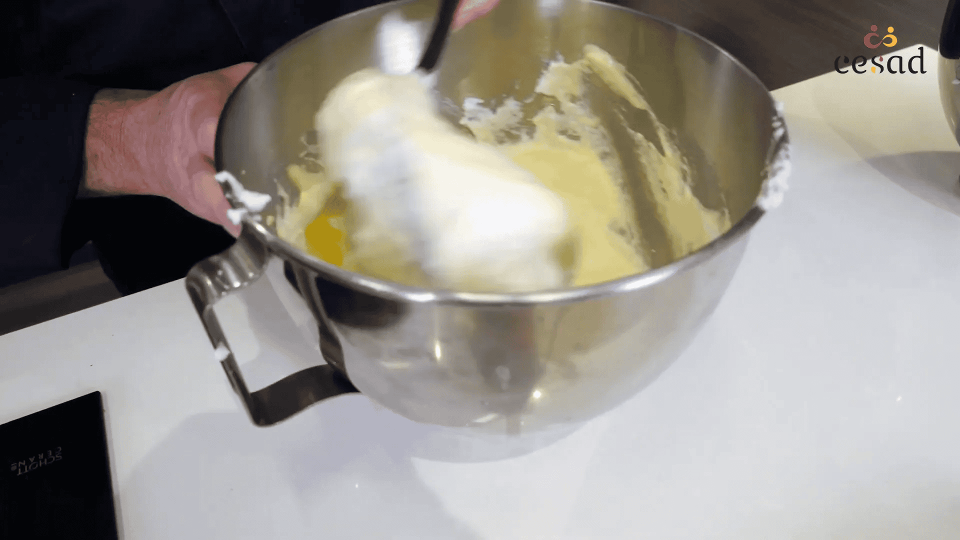 Incorporation des blancs d'œufs dans le mélange