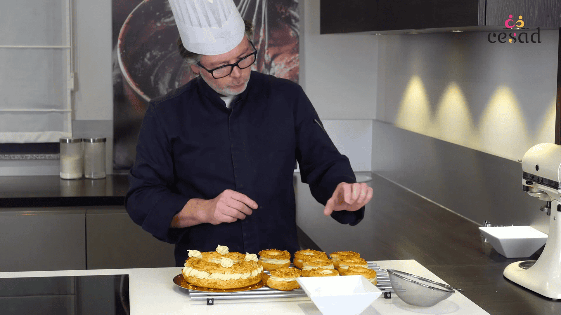 Finition des petits Paris-Brest avec sucre glace