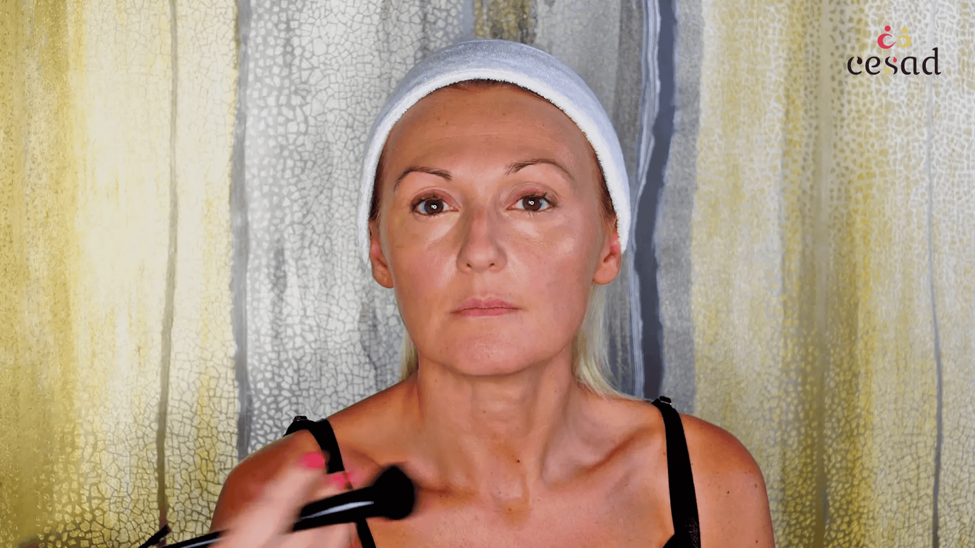 Application du blush sur les pommettes